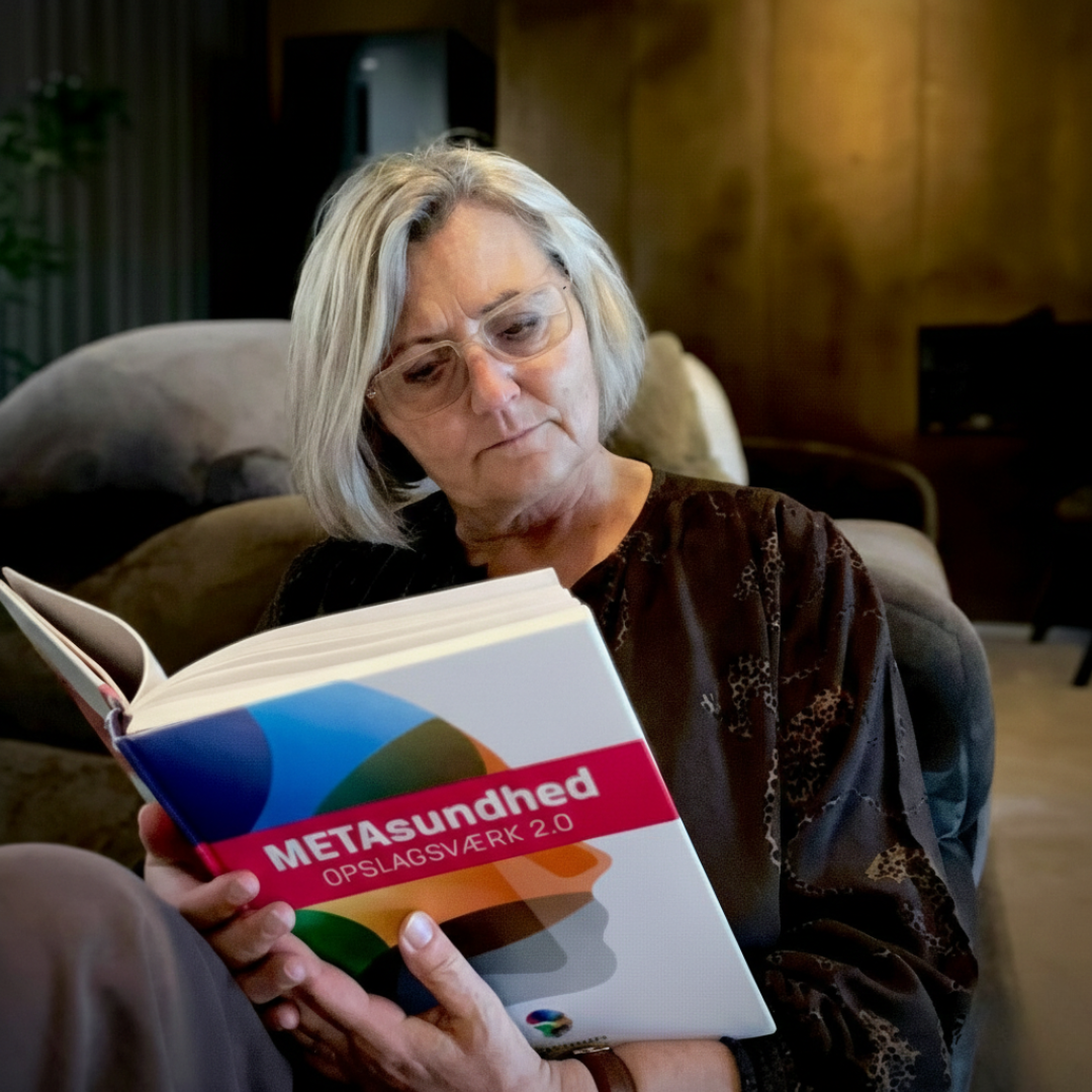 Lene Viuf læser en Meta Sundhed bog og er Meta Sundhed Terapeut